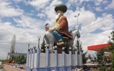 6157606-nasrudin_hoja_statue-0